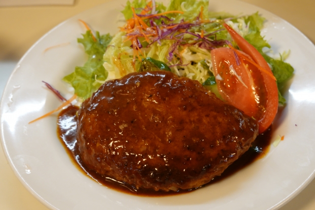 洋食屋のハンバーグステーキ